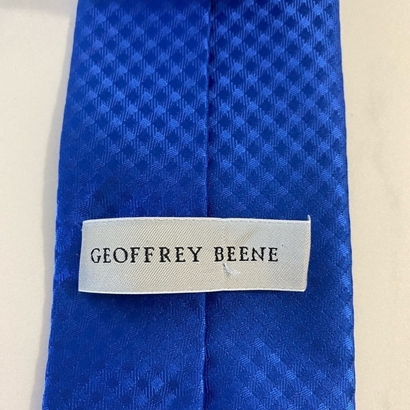 Geoffrey Beene 100% silk necktie - Picture 2 of 3